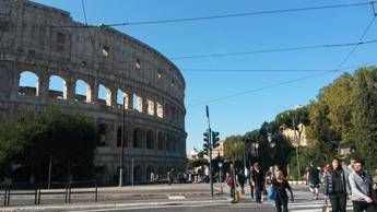 Roma, si arrampica sui cancelli del Colosseo e cade: bacino fratturato Roma, si arrampica sui cancelli del Colosseo e cade: bacino fratturato