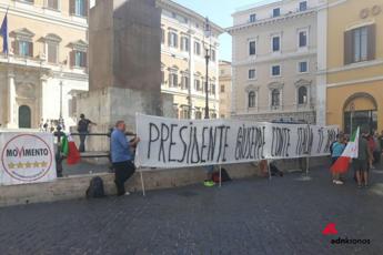 L'Italia ti ama, striscione per Conte a Montecitorio