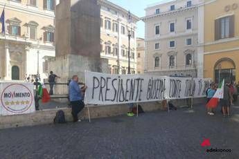 L'Italia ti ama, striscione per Conte a Montecitorio L'Italia ti ama, striscione per Conte a Montecitorio