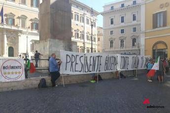 L'Italia ti ama, striscione per Conte a Montecitorio