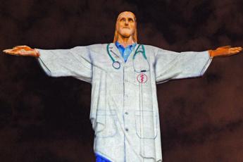 Coronavirus, il Cristo di Rio in camice: l'omaggio a medici e infermieri