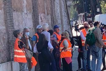 Manifestante senza mascherina fermato da polizia, tensione in piazza Manifestante senza mascherina fermato da polizia, tensione in piazza