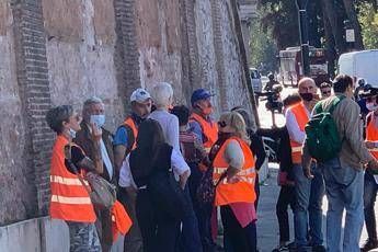 Manifestante senza mascherina fermato da polizia, tensione in piazza