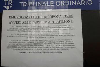 Coronavirus, cartelli in tribunale: Stare lontano dai giudici