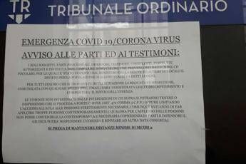 Coronavirus, cartelli in tribunale: Stare lontano dai giudici Coronavirus, cartelli in tribunale: Stare lontano dai giudici