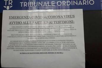 Coronavirus, cartelli in tribunale: Stare lontano dai giudici