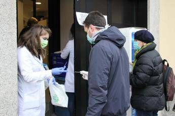 Covid Napoli, incessante richiesta ossigeno, farmacie allo stremo