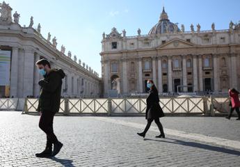 Coronavirus, mascherine esaurite anche in Vaticano