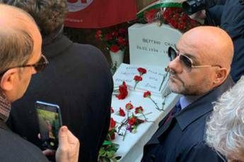 Craxi, oltre mille persone ad Hammamet Craxi, oltre mille persone ad Hammamet