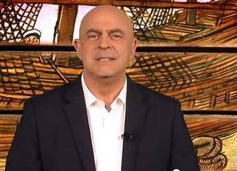 Crozza: La politica subalterna ai Casalesi? Una scelta rispettabilissima /Video Crozza: La politica subalterna ai Casalesi? Una scelta rispettabilissima /Video