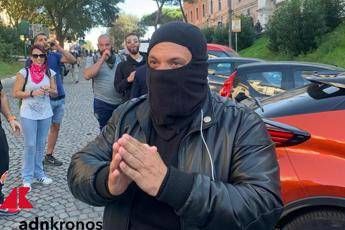 Castellino (Fn) in passamontagna a Bocca della Verità: Liberare nostro popolo Castellino (Fn) in passamontagna a Bocca della Verità: Liberare nostro popolo