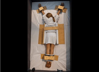 Cattelan shock, in vendita crocifissione al femminile Cattelan shock, in vendita crocifissione al femminile