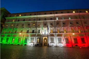 Coronavirus, Palazzo Chigi si tinge di tricolore