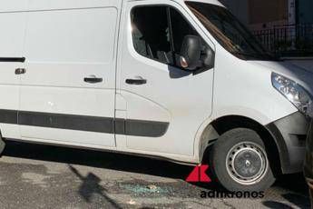 Roma, corriere picchiato a colpi di casco davanti a una scuola Roma, corriere picchiato a colpi di casco davanti a una scuola