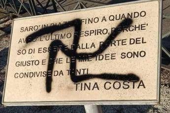 Roma, svastica sulla targa dedicata a partigiana Tina Costa Roma, svastica sulla targa dedicata a partigiana Tina Costa