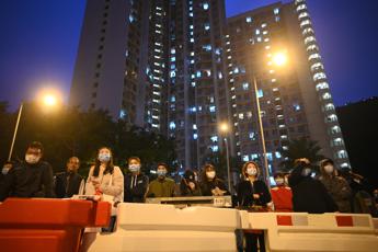 Virus Cina, grattacielo Hong Kong trasformato in luogo quarantena