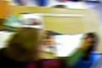 Caserta, botte e lesioni ai bambini: video inchioda una maestra elementare /Guarda Caserta, botte e lesioni ai bambini: video inchioda una maestra elementare /Guarda