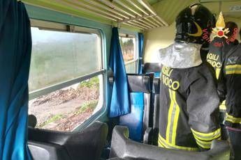 Crotone, tromba d'aria investe treno Crotone, tromba d'aria investe treno