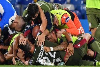 Napoli ko col Cagliari, prima vittoria per Fiorentina Napoli ko col Cagliari, prima vittoria per Fiorentina