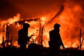Inferno di fiamme, incendi devastano la California Inferno di fiamme, incendi devastano la California