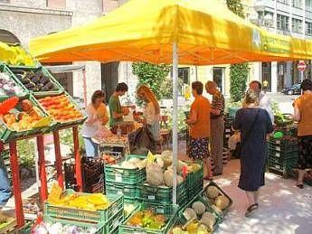 Coldiretti offre fave e pecorino ai primi visitatori dell'Expo Coldiretti offre fave e pecorino ai primi visitatori dell'Expo