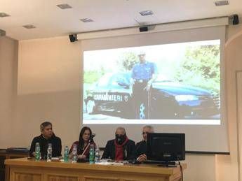 Figlio carabiniere morì inseguendo rapinatori, il libro della madre che vuole giustizia Figlio carabiniere morì inseguendo rapinatori, il libro della madre che vuole giustizia