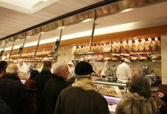 Capodanno, tornano maxi-tavolate casalinghe: il 71% resta a casa Capodanno, tornano maxi-tavolate casalinghe: il 71% resta a casa