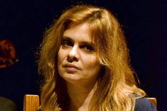 Debora Caprioglio: Troppe minorenni nude sui social Debora Caprioglio: Troppe minorenni nude sui social