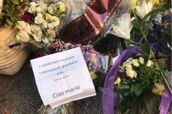 Si muore mentre delinquenti eroi, il messaggio tra i fiori Si muore mentre delinquenti eroi, il messaggio tra i fiori