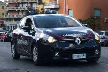 Rifiuta di consegnare documenti a carabinieri e li prende a calci
