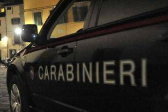 Disabile legato al letto con una catena Disabile legato al letto con una catena