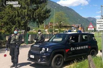 Giovane fermato per controlli, fidanzata nel bagagliaio