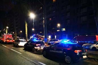 Torino, si barrica in casa con madre e fratello Torino, si barrica in casa con madre e fratello