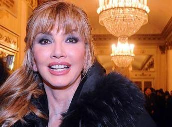 Milly Carlucci consegna il Premio Atena Donna a Elena Grifoni Winters Milly Carlucci consegna il Premio Atena Donna a Elena Grifoni Winters