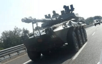 Carro armato sfreccia sul raccordo, la foto fa il giro del web /Guarda Carro armato sfreccia sul raccordo, la foto fa il giro del web /Guarda