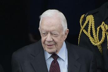 Jimmy Carter cade in casa e si frattura il bacino