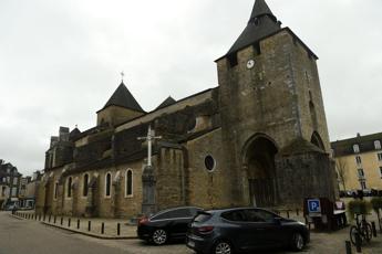 Rapina in cattedrale francese, auto sfonda portone