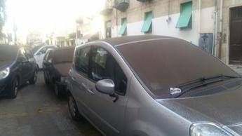 Reggio Calabria invasa dalla cenere dell'Etna /Foto Reggio Calabria invasa dalla cenere dell'Etna /Foto