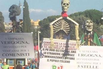Scheletri e cartelli con 'vergogna il voto per comunisti e M5S' Scheletri e cartelli con 'vergogna il voto per comunisti e M5S'