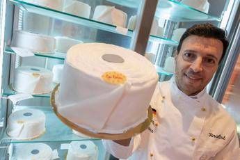 Torte a forma di carta igienica, gelataio italiano spopola in Germania Torte a forma di carta igienica, gelataio italiano spopola in Germania