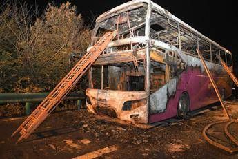 Rogo sul bus turistico, 26 morti in Cina Rogo sul bus turistico, 26 morti in Cina