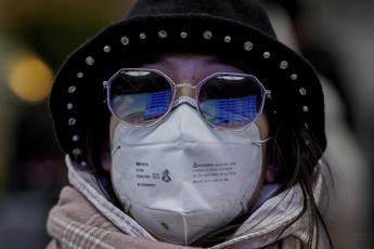 Virus Cina, terminate le scorte di mascherine in Asia