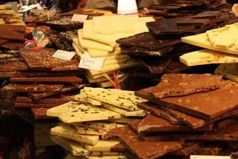 Colpisce collega con barra cioccolato e la manda all'ospedale Colpisce collega con barra cioccolato e la manda all'ospedale