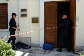 Taniche di gasolio davanti a uffici parco del Circeo Taniche di gasolio davanti a uffici parco del Circeo