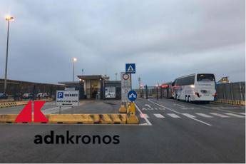 Virus Cina, crocieristi sbarcano da Costa Smeralda Virus Cina, crocieristi sbarcano da Costa Smeralda