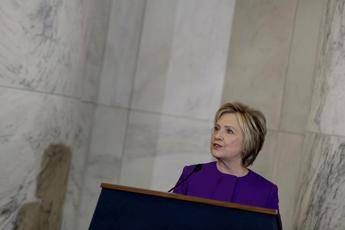 Clinton contro epidemia di false notizie: Difendere la democrazia Clinton contro epidemia di false notizie: Difendere la democrazia