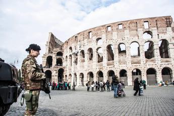 No all'Esercito per le buche di Roma