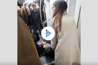Coronavirus, uomo sviene: panico in metro al Colosseo /VIDEO