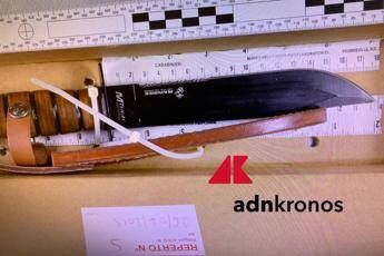 Elder nascondeva il coltello nella tasca della felpa Elder nascondeva il coltello nella tasca della felpa