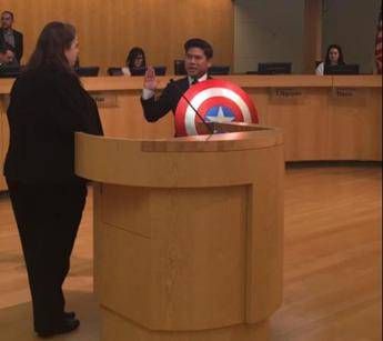 In aula come Capitan America, ecco il politico supereroe In aula come Capitan America, ecco il politico supereroe